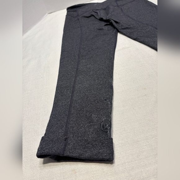 Lululemon Athletica Acro Crop, Embossed Logo , Size -+- 6 - Picture 7 of 9